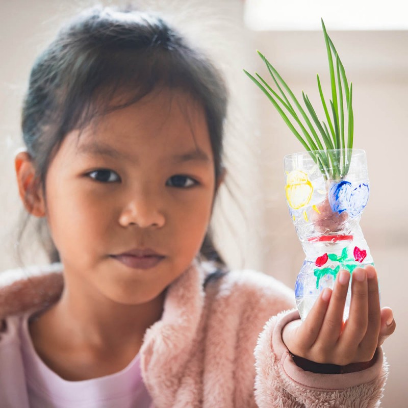 28 Manualidades de reciclaje para niños con plástico
