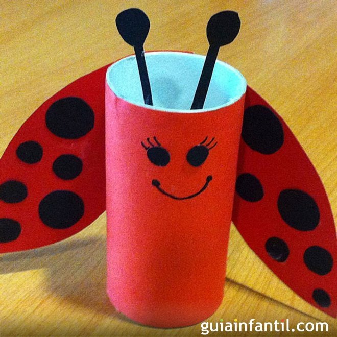 Mariquita con rollo de papel higiénico. Manualidad de reciclaje