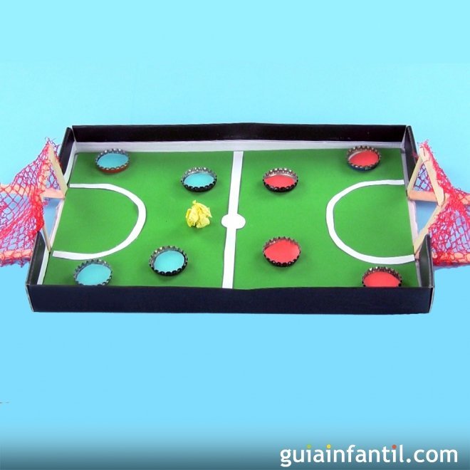 Campo de fútbol. Un juego con material de reciclaje