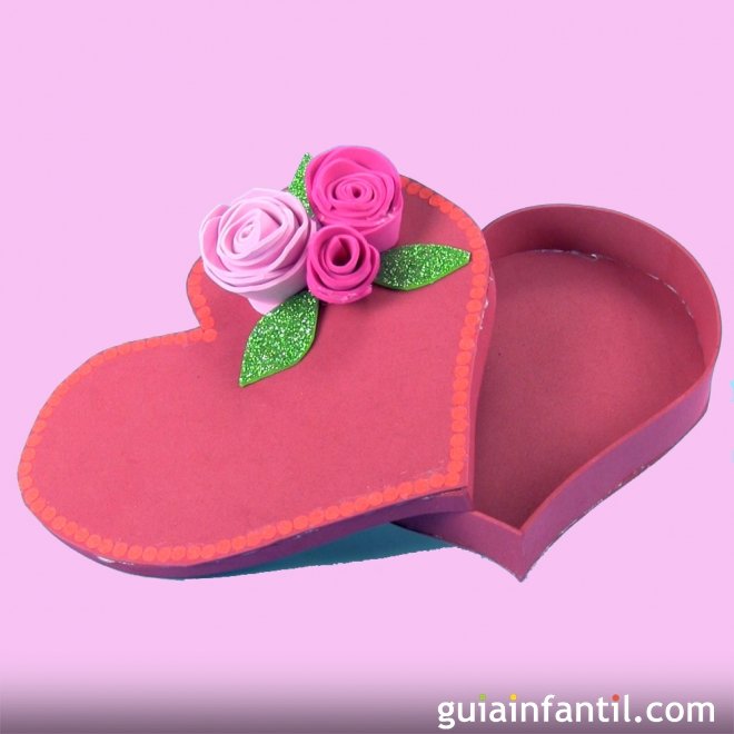 Caja con forma de corazón. Manualidades con goma eva