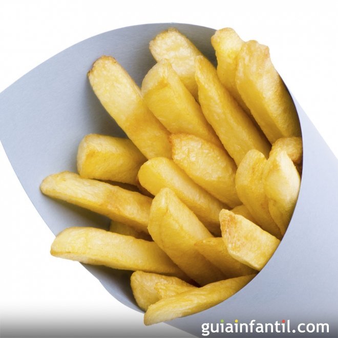 Patatas fritas al horno. Aperitivo sano para niños