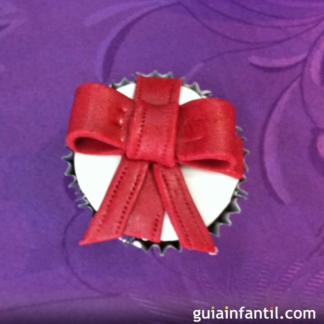 Cómo decorar un cupcake con forma de regalo