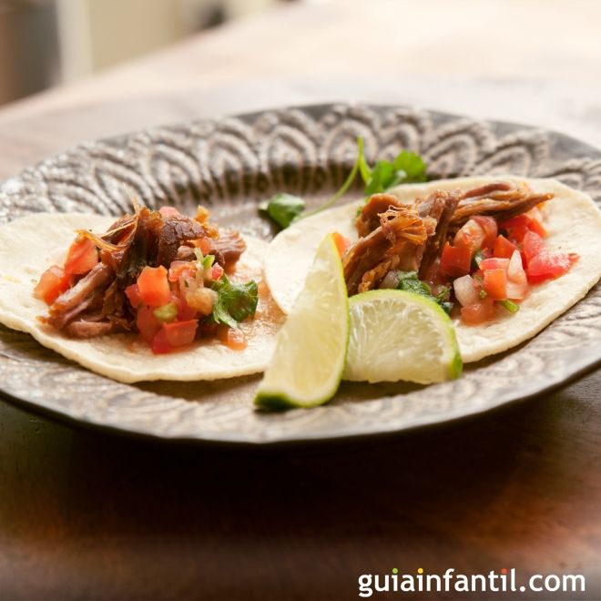 Tacos de carnitas mexicanas para la comida de los niños