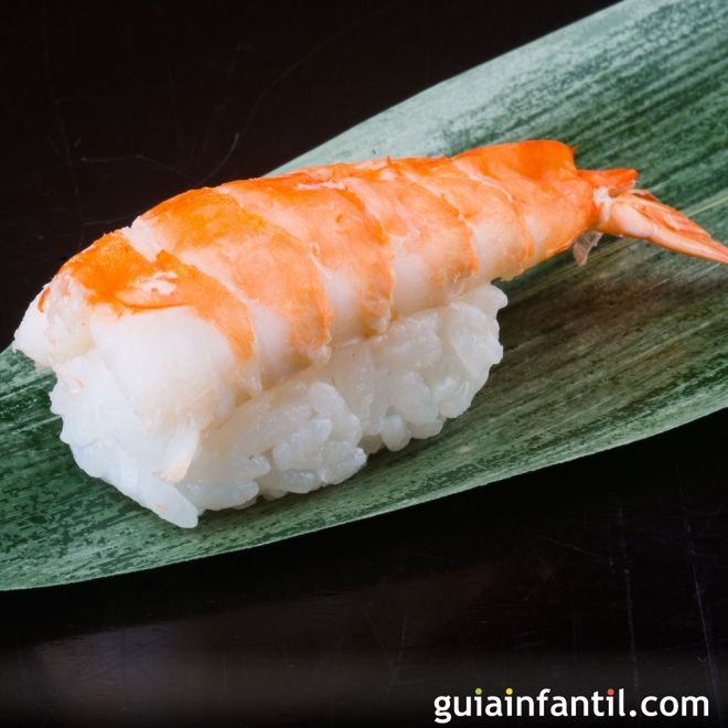 Nigiri sushi con langostinos, cocina japonesa para niños